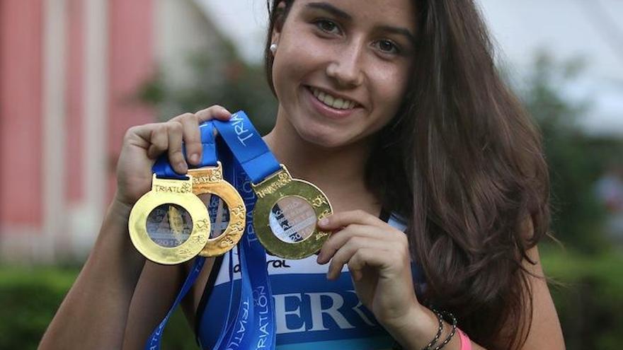 Ana Carvajal posa con sus medallas en el entorno de la Catedral de Málaga.