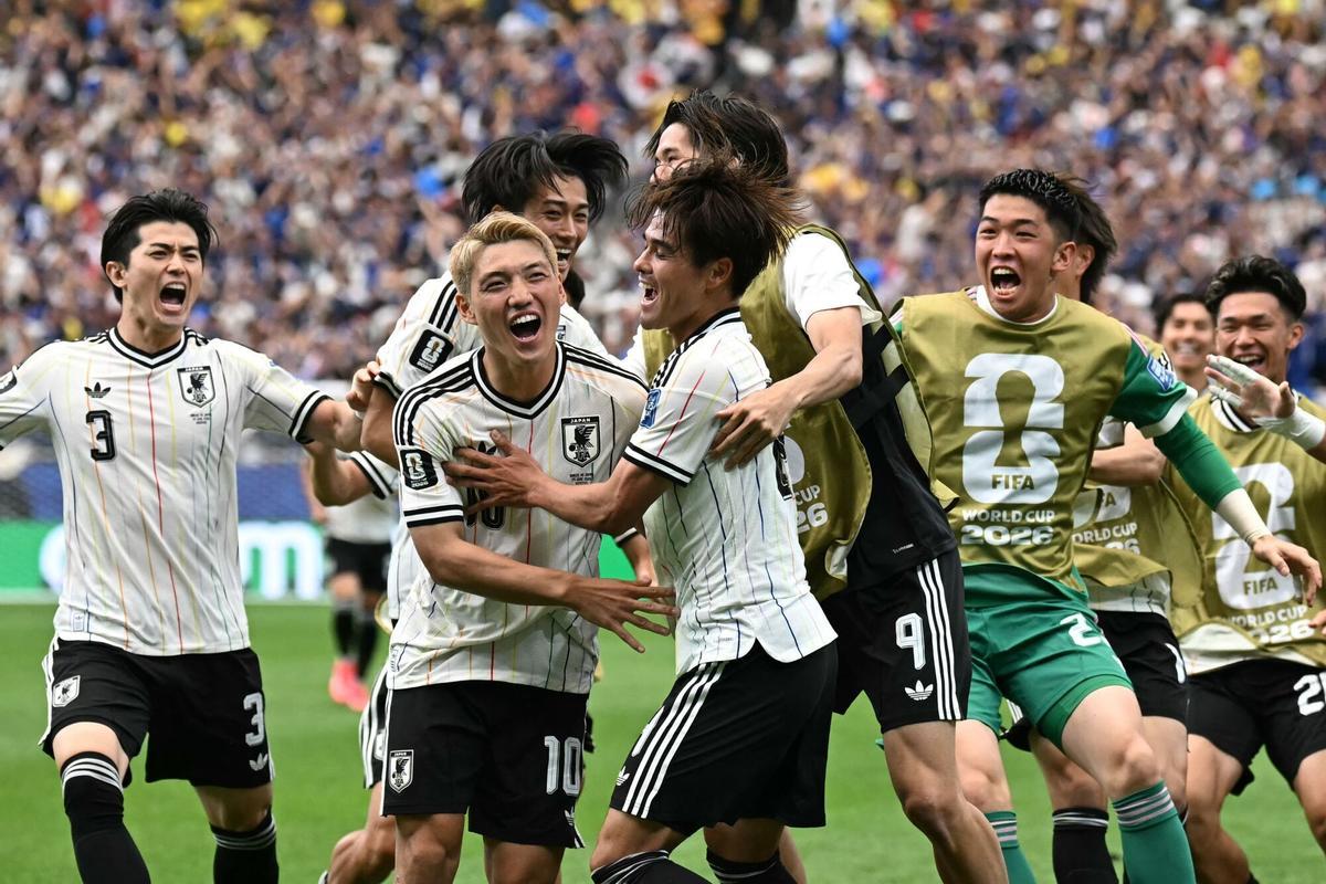 Kaishu Sano (24) celebra con sus compañeros su gol contra Brasil.