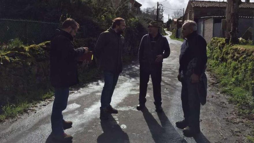 Visitas a Busto, Bermés y Méixome  |  Rafael Cuiña prosiguió ayer con su ronda de visitas a las parroquias de Lalín para conocer de primera mano las actuaciones necesarias en cada una de ellas. El regidor y el concejal de Medio Rural, Miguel Medela, estuvieron ayer por la mañana en Busto, Bermés y Méixome, en donde se están llevando a cabo trabajos de mejoras viarias mediante la dotación de zahorra. Pudieron recoger varias demandas vecinales con la intención de darles respuesta en el plazo más breve posible. El programa de visitas &quot;puerta a puerta&quot; continuará en las próximas semanas.