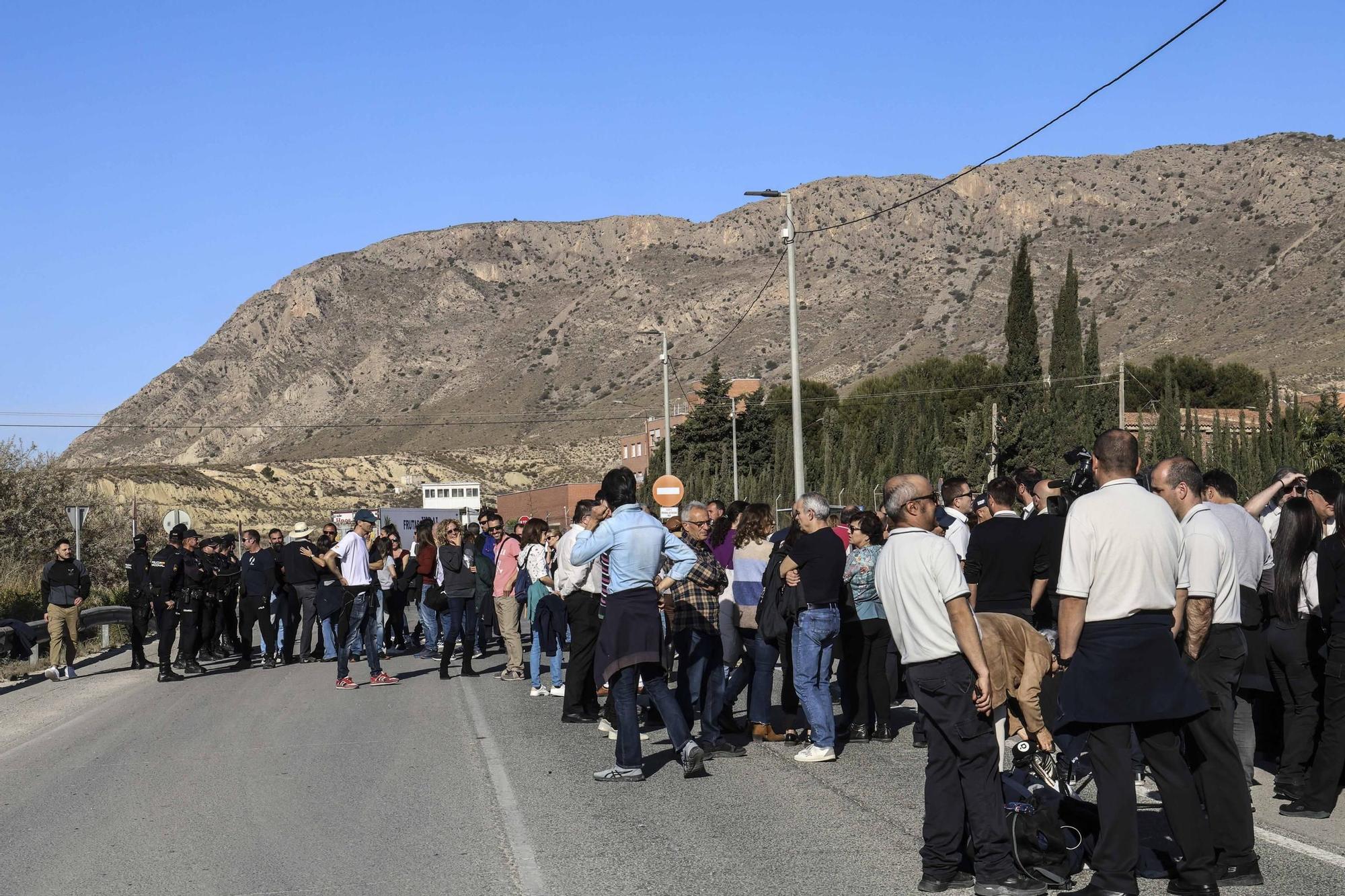 Concentración de funcionarios de prisiones en Fontcalent por el asesinato de una cocinera en una prisión de Tarragona