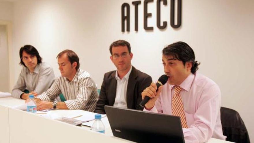 José Quiles Soler, a la derecha, durante su intervención ayer en la asamblea de Ateco.