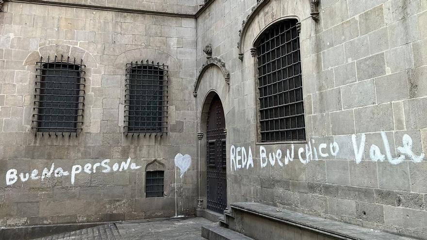 Pintada en la fachada gótica del Ayuntamiento de Barcelona