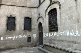 Una gran pintada vandaliza la fachada medieval del Ayuntamiento de Barcelona