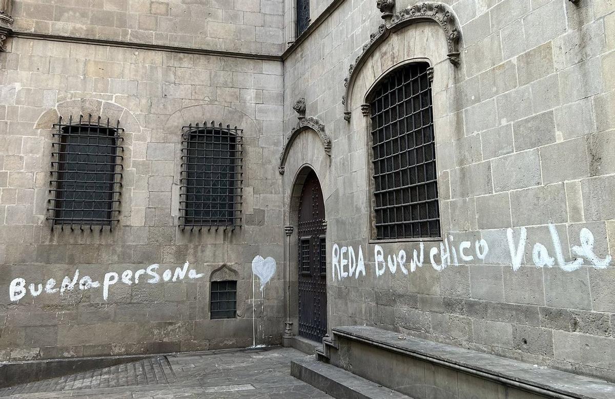 Pintada en la fachada gótica del Ayuntamiento de Barcelona