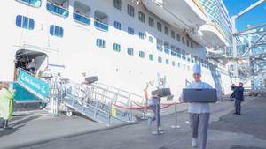 Cocineros de un crucero entregan comida al Banco de Alimentos de Barcelona.