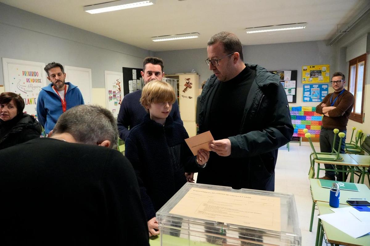 Iñaki Gómez, candidato del PSOE por Zamora, junto a su hijo.