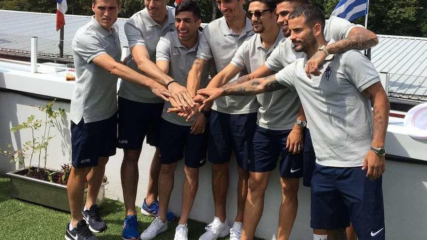 Por la izquierda, Álex Bergantiños, Xandao, Santos, Scepovic, Barba, Quintero y Rubén García, los siete primeros fichajes del Sporting, ayer, en la Feria de Muestras.