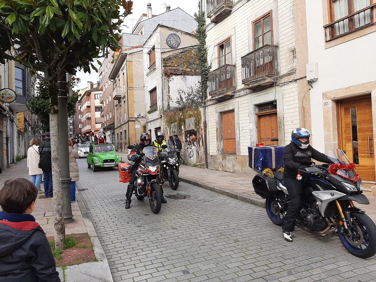 Los Reyes Magos llegan a la Pola para adorar al Niño Jesús y recibir a los pequeños