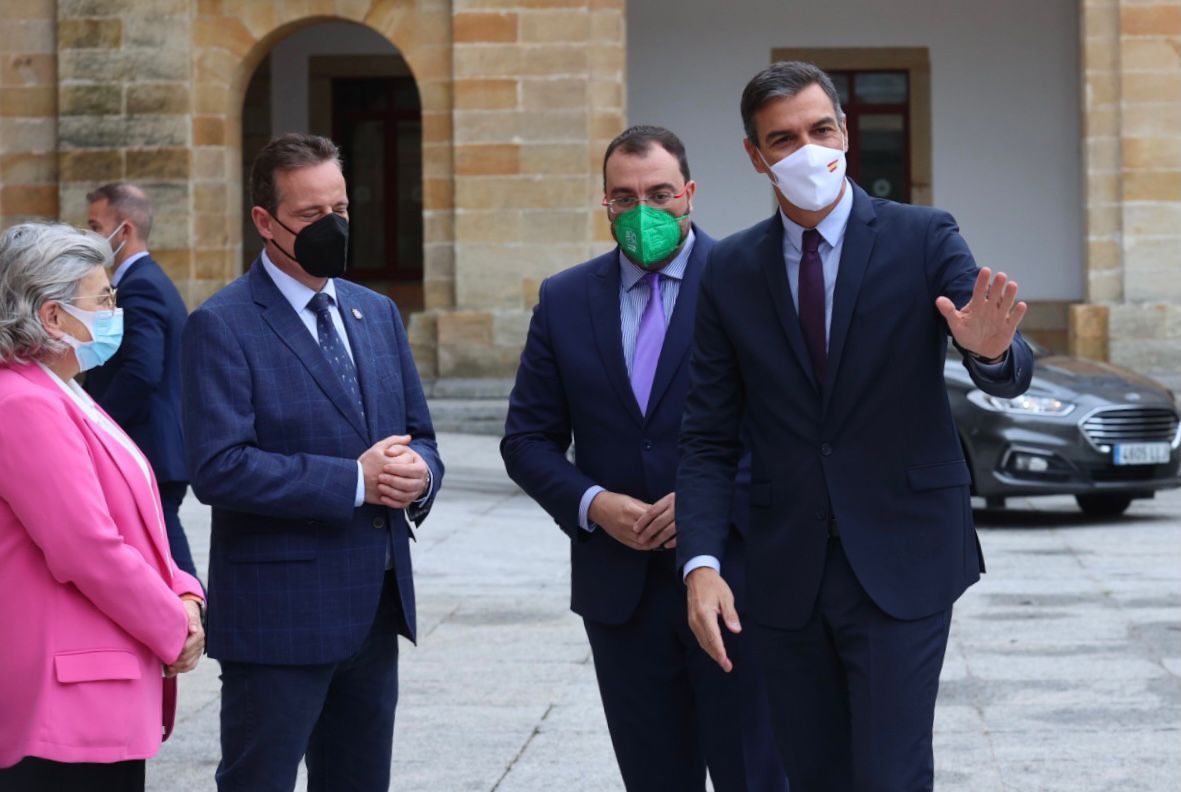 Pedro Sánchez visita la Laboral y pone en escena la nueva FP en Gijón con las ministras de Educación e Industria
