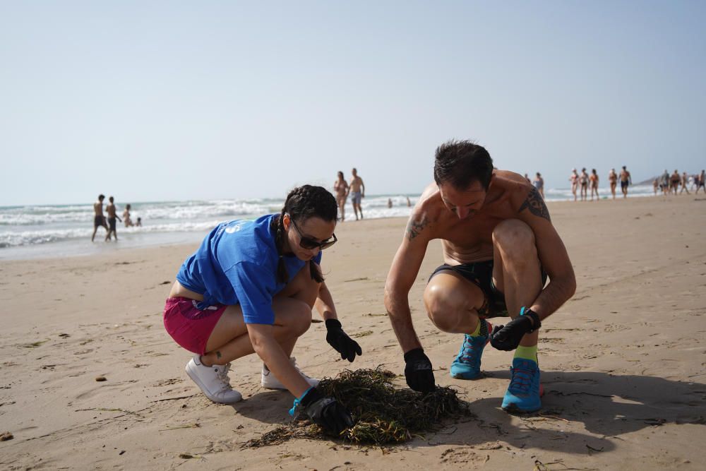 Más de 200 voluntarios se unen a la iniciativa Bajamar 2050, una recogida de residuos por tierra, superficie y fondo del mar