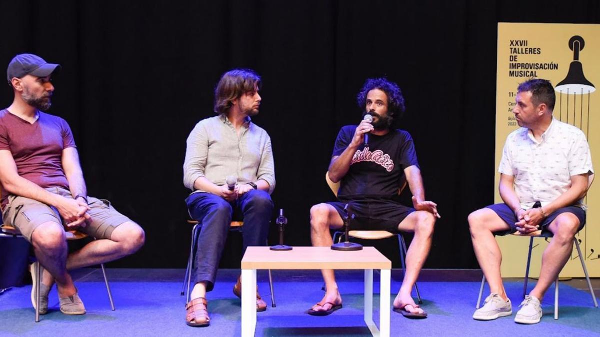 Por la izquierda, César Latorre, Eduardo G. Salueña –director de los talleres–, Javier Tapia y Marco Martínez.  | PABLO ALBALÁ