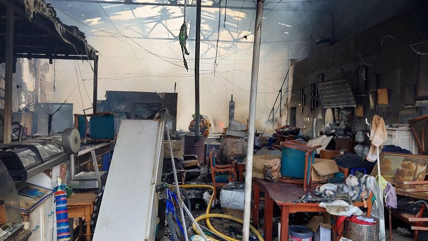 Un incendio calcina una nave donde vivían 40 temporeros en Moguer