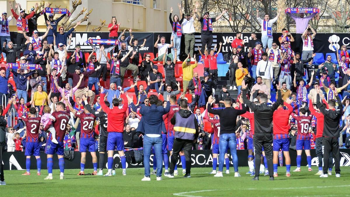 Jugadores celebran la victoria ante el Racing de Ferrol ante su afición