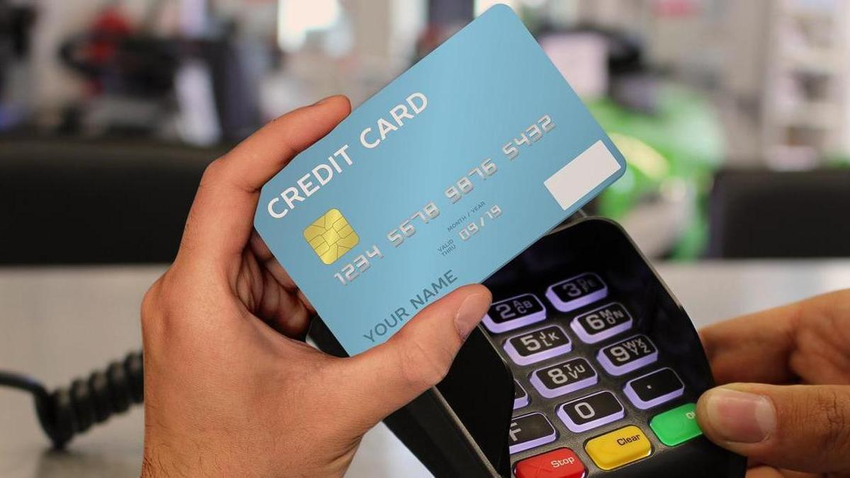 Quan l'home donava la targeta de crèdit, la propietària del local li cobrava molts més diners del compte.