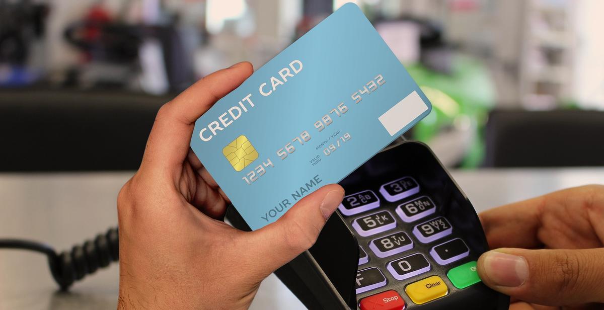 Quan lhome donava la targeta de crèdit, la propietària del local li cobrava molts més diners del compte