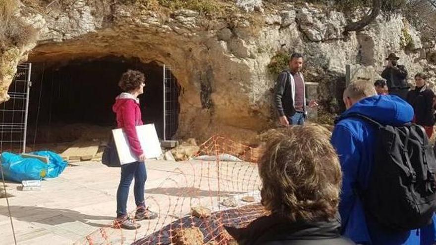 Experts europeus en neandertals visiten les coves del Toll de Moià