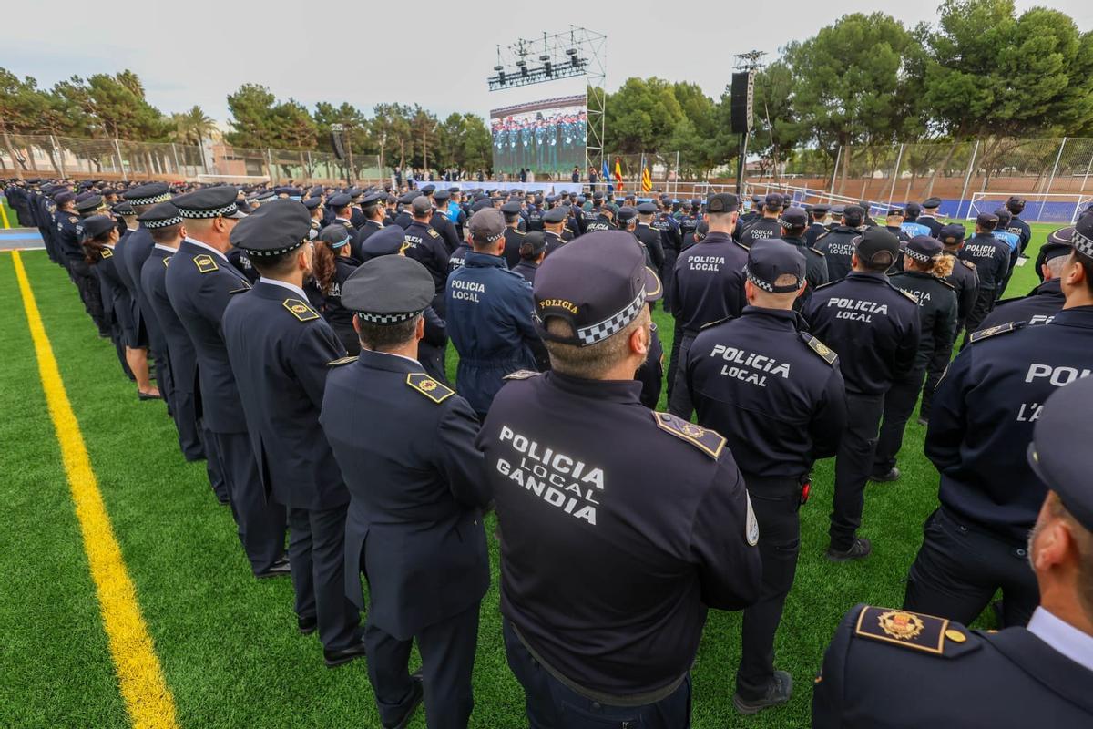 Policías locales de toda España esta mañana en Paiporta.