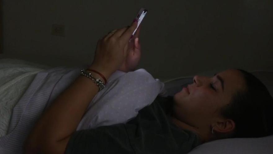Los jóvenes dedica casi 50 minutos de media a mirar el móvil en la cama