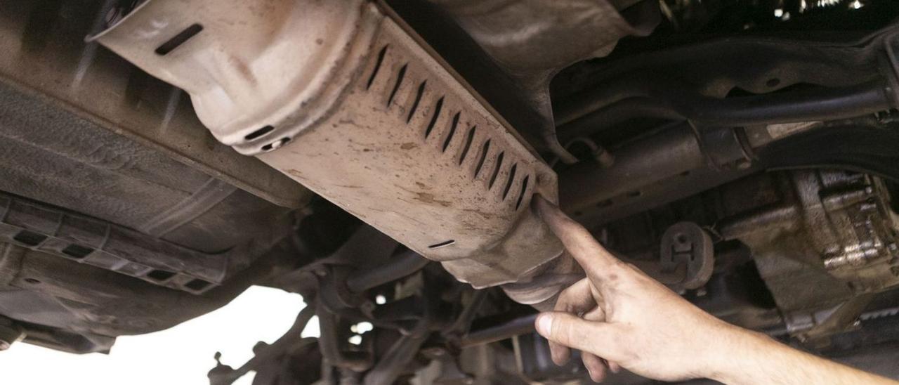 Un mecánico muestra el catalizador de un coche. | María Fuentes