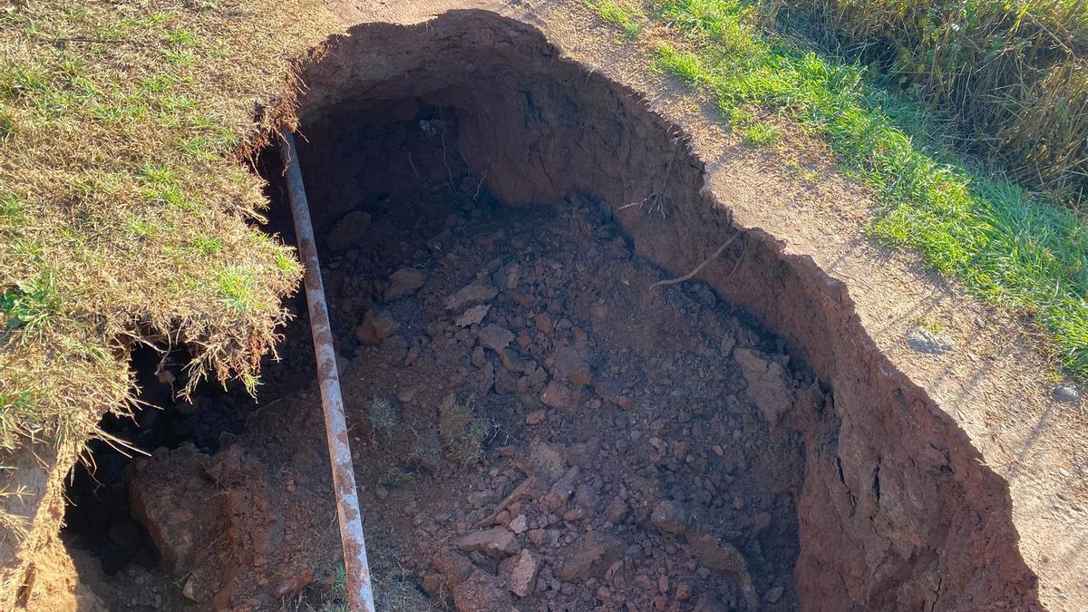 Un gran forat obliga a tallar el camí que passa per darrera del parc de l'Agulla de Manresa