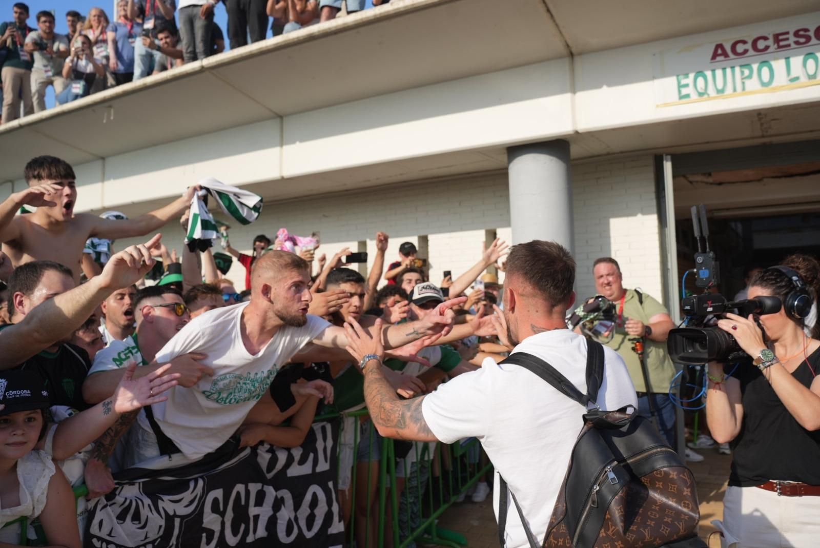 Así recibió la afición del Córdoba CF al autobús del equipo en El Arenal