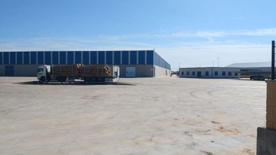 Una imagen de archivo de la fábrica maderera de Losán en Villabrázaro. | E. P.