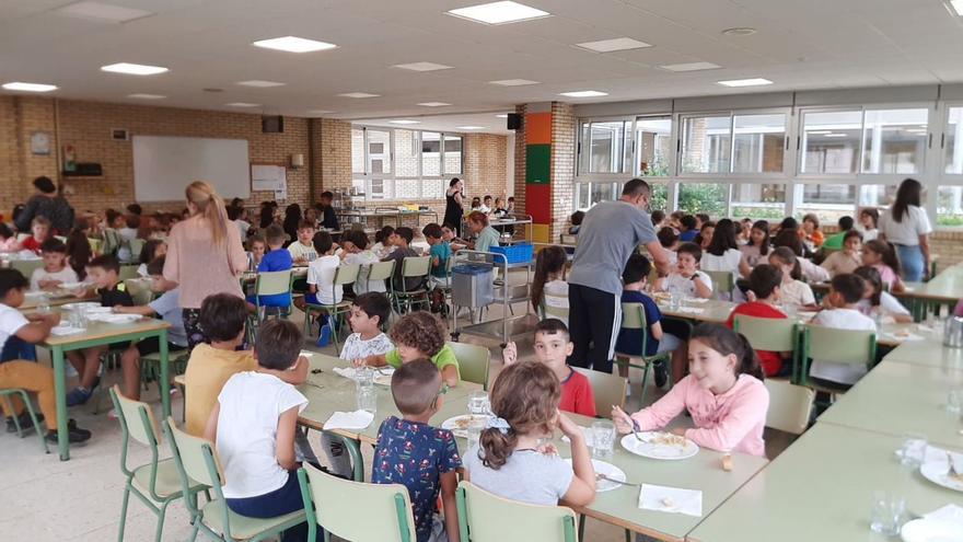 Escolares de San Roque comienzo ayer en el nuevo comedor del colegio.   | // FARO