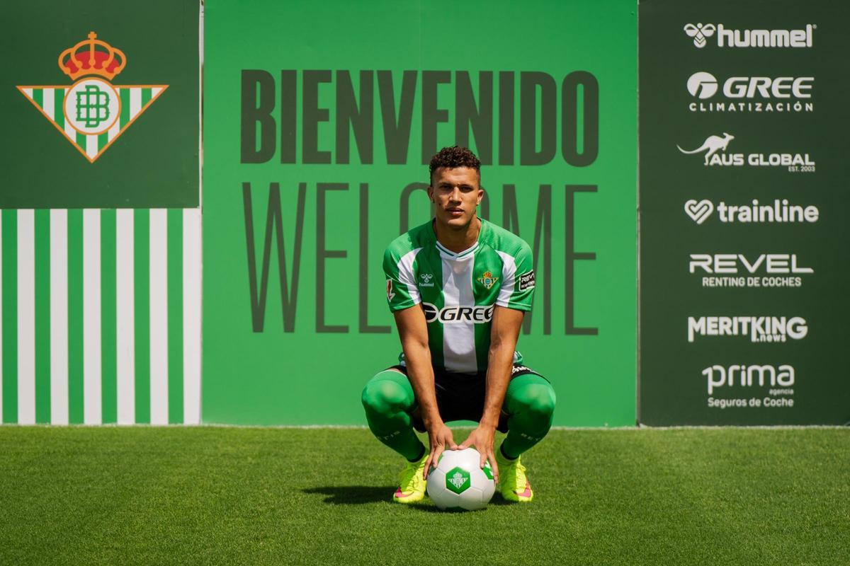 Deossa posa en su presentación con el Betis