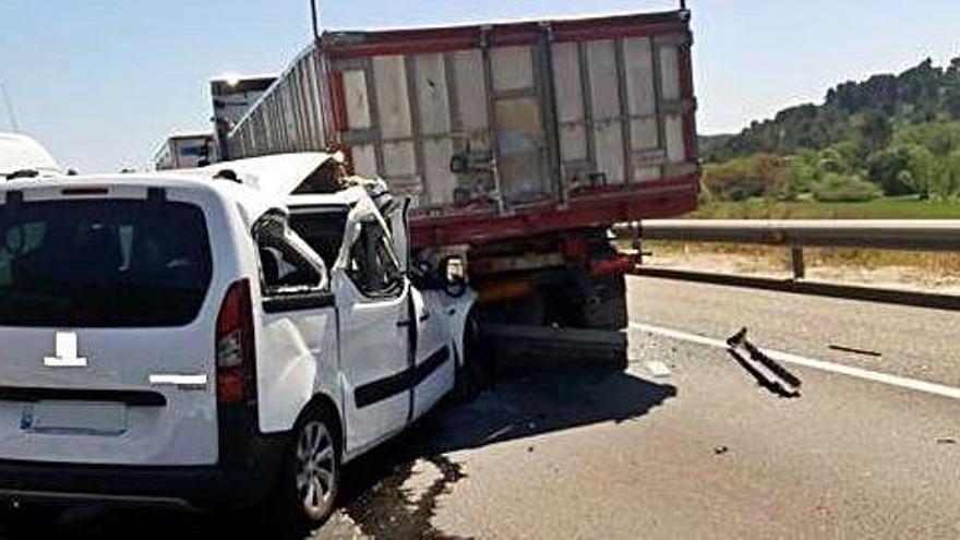 Estat de la furgoneta després de xocar contra el camió, ahir al migdia a l&#039;A-2