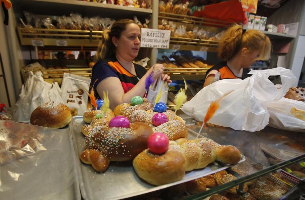 Forn Artesà Rafelet. Mejor panquemado, segundo de escaparate y tercero de torta de pasas y nueces y de monas.