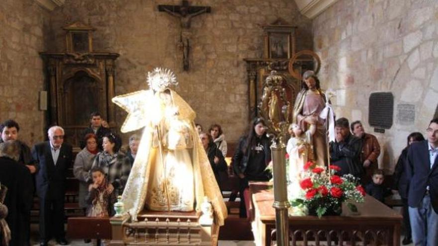 Las imágenes, en la nave central del templo del barrio.