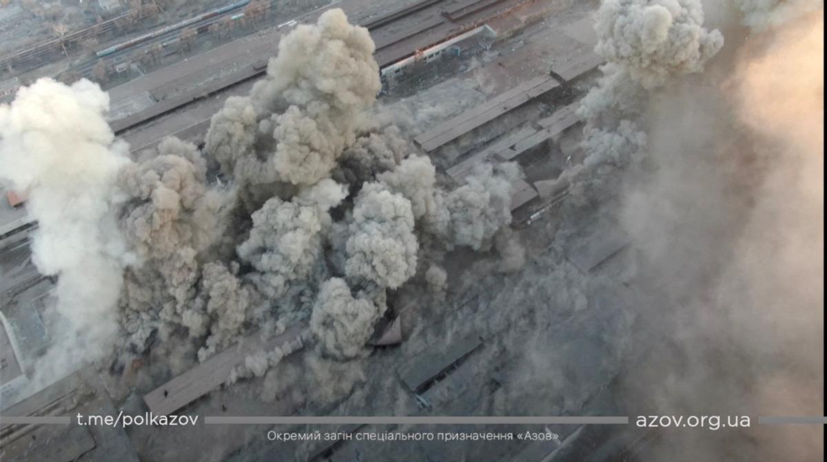El humo se eleva alrededor de un complejo industrial después de múltiples explosiones, en medio de la invasión rusa de Ucrania, en Mariupol.