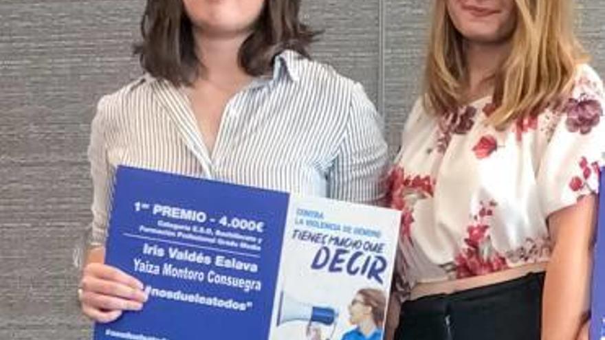 Yaiza Montoro con el premio e Iris Valdés, a su lado.