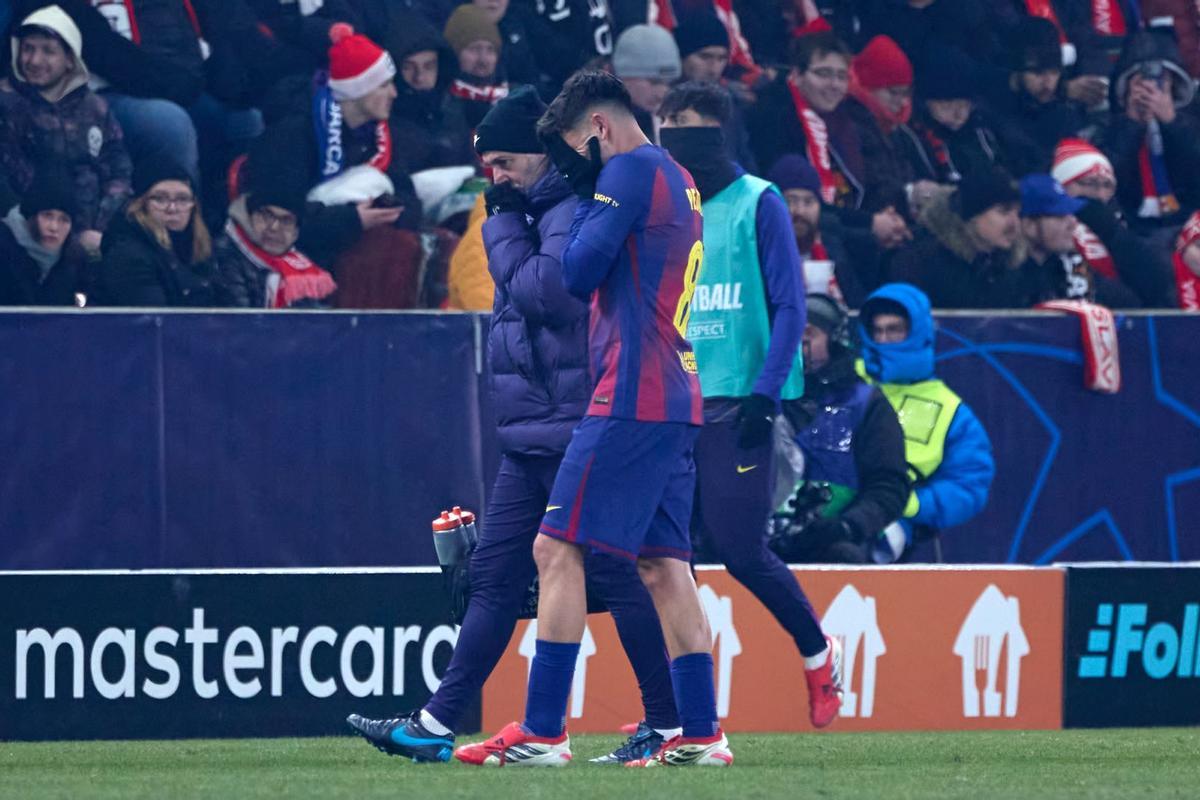 Pedri se marcha del terreno de juego lesionado