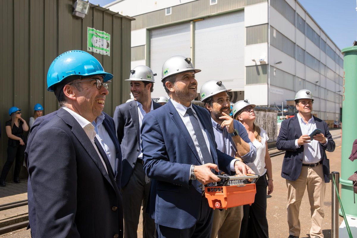 El consejero de Vivienda, Transportes e Infraestructuras de la Comunidad de Madrid, Jorge Rodrigo, durante una prueba de la tuneladora 'Mayrit' en la localidad alemana de Schwanau.