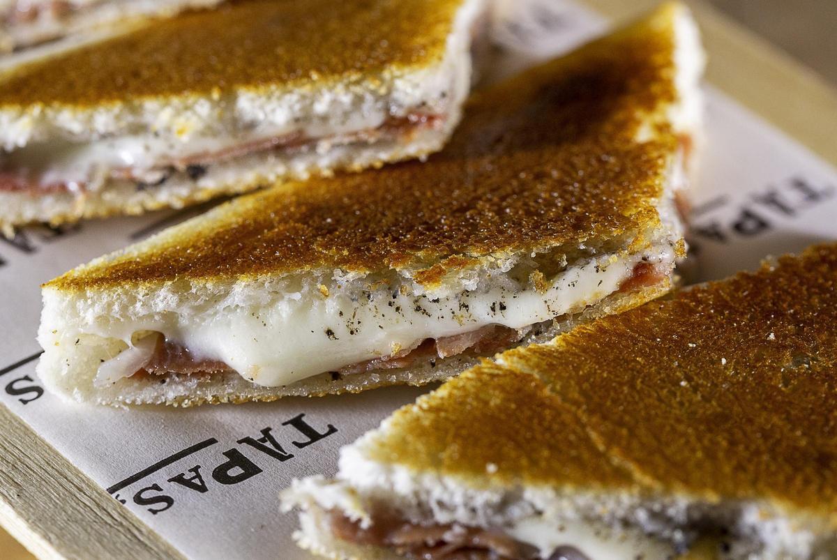 Bikini de mozzarella, jamón ibérico y trufa que servirá Tapas 24, por Carles Abellán y Toni Morago.