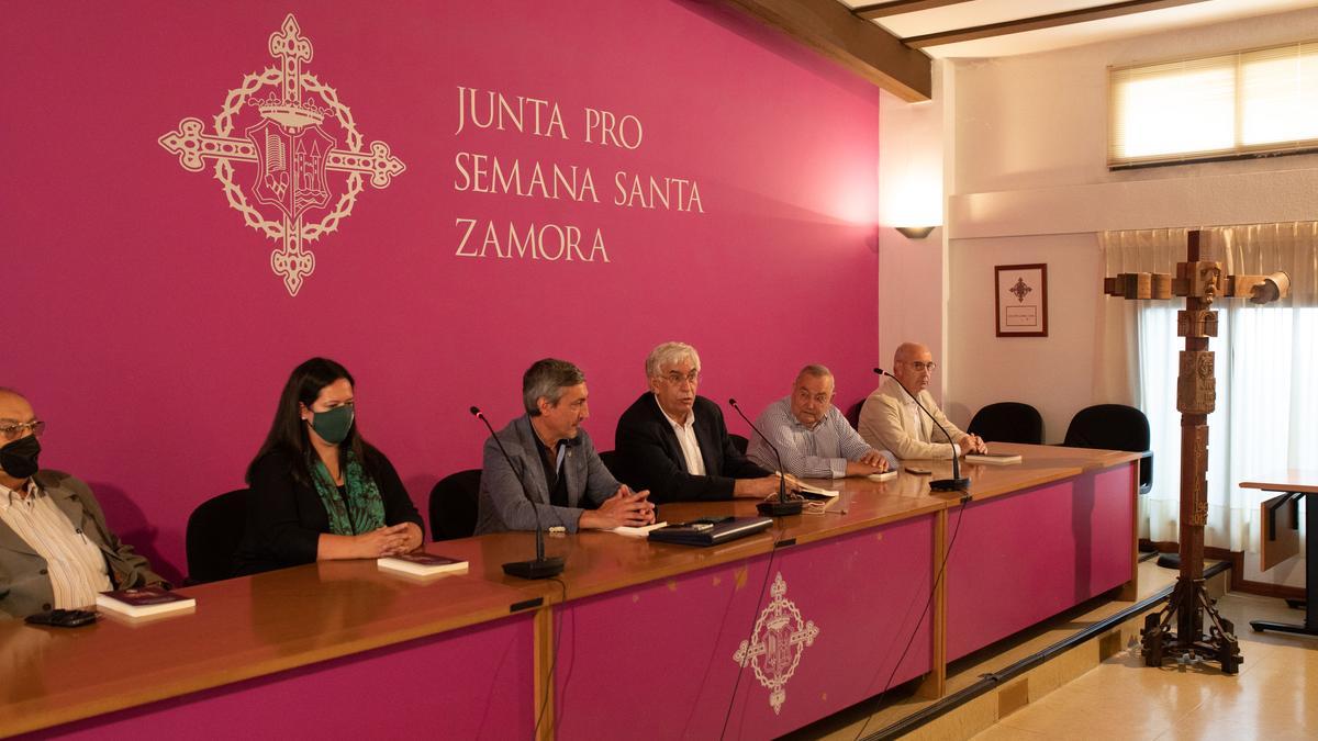 Presentación del libro del 50 aniversario de las Siete Palabras, con la cruz conmemorativa