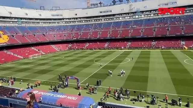 Aficionados del Barça, dentro y fuera del campo, listos para el duelo ante el Rayo