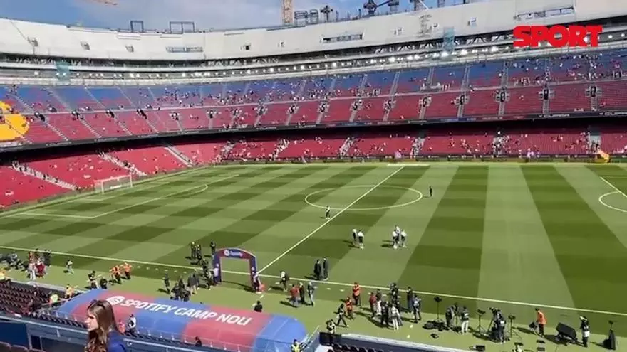 Aficionados del Barça, dentro y fuera del campo, listos para el duelo ante el Rayo