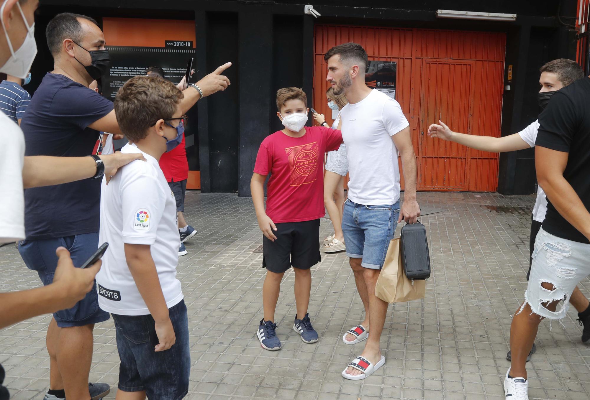 La afición valencianista se vuelca con el equipo a la salida de Mestalla