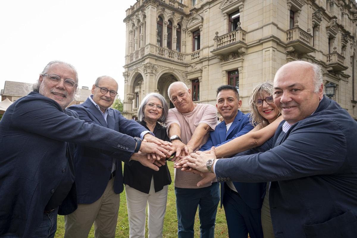 de derecha a Izquierda,  Javier Fernández, del Hispania de Londres, Maite Martínez, de La Hermandad de Pescadores de Hondarribia, Gabriel Cabaña, de Nou Manolín, Iñaki Bergés, de La Hermandad de Pescadores,  Charo Carmona, de Arte de Cozina, Hilario Arbelaitz y Julio Reoyo, de Doña Filo.