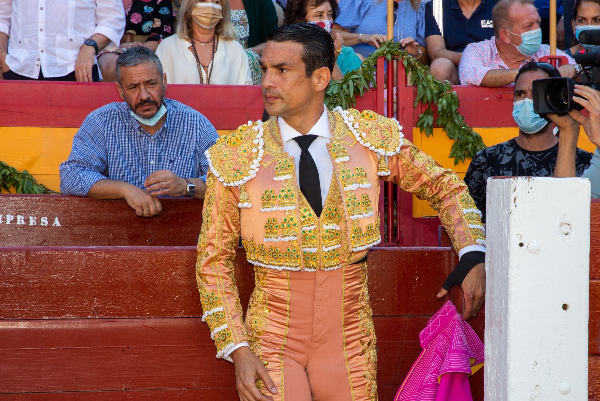 El Juli y Manzanares salen a hombros en la primera tarde de homenaje al maestro de Alicante