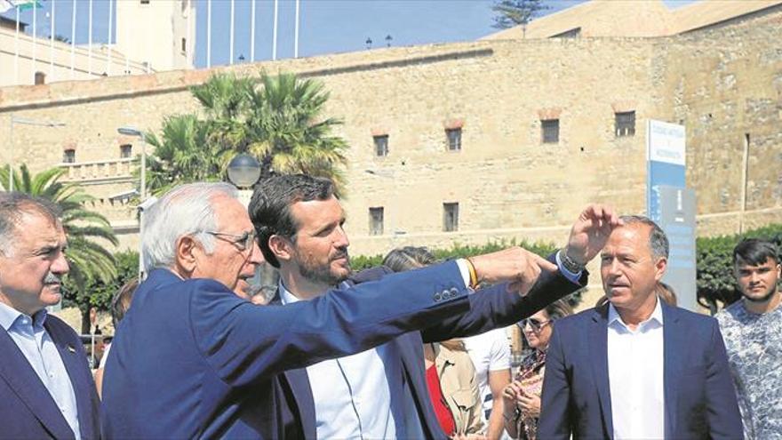 Casado se rodea de veteranos del PP para vender experiencia