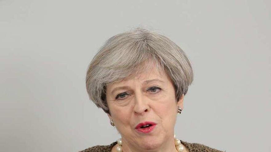 La &quot;premier&quot; británica Theresa May, ayer en Swansea (Gales). // Reuters