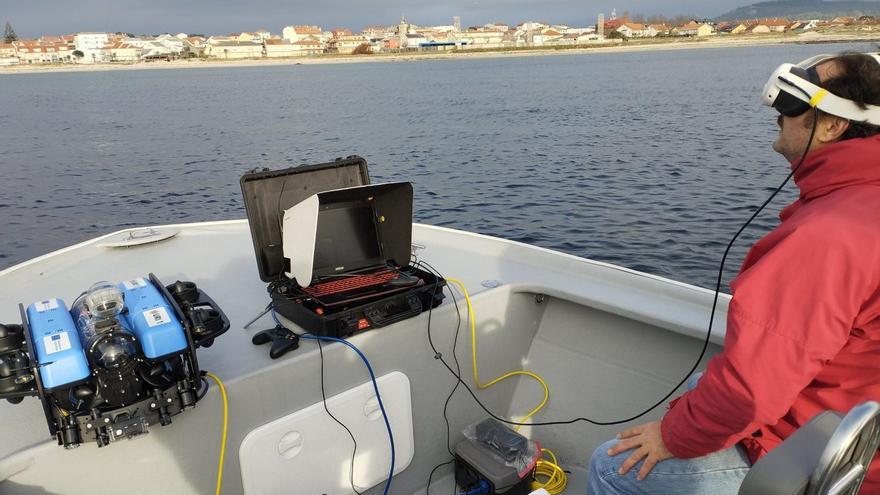 Un investigador con las gafas de realidad virtual con las que pilotar el dron, a la izquierda.  |  L. O.