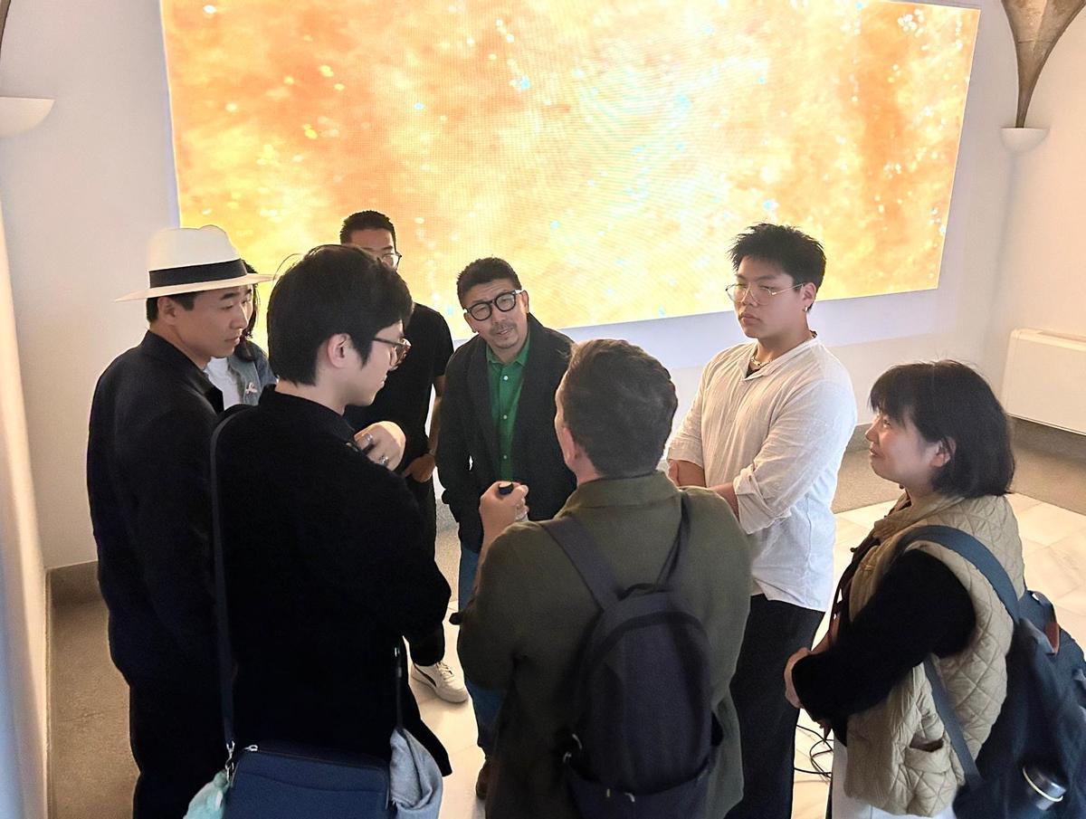 Yu Depeng y visitantes a la exposición.