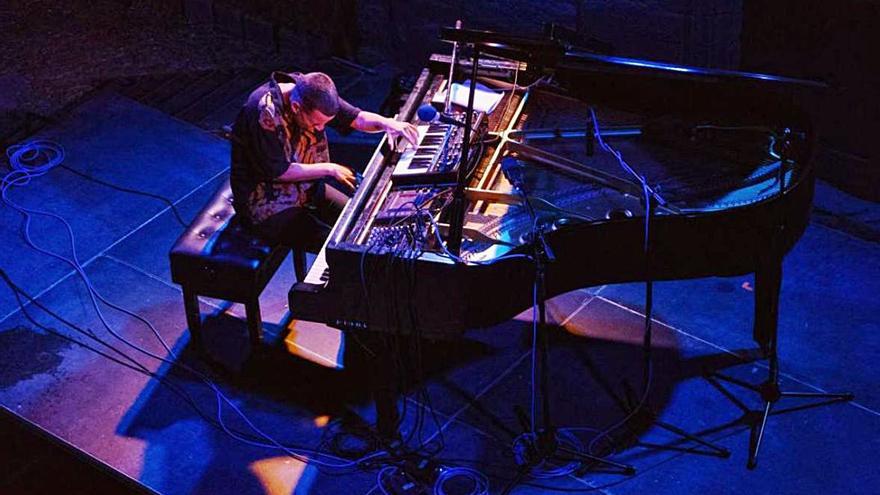 Su instrumento es el piano aunque la acompaña un quinteto de músicos. | D.I.