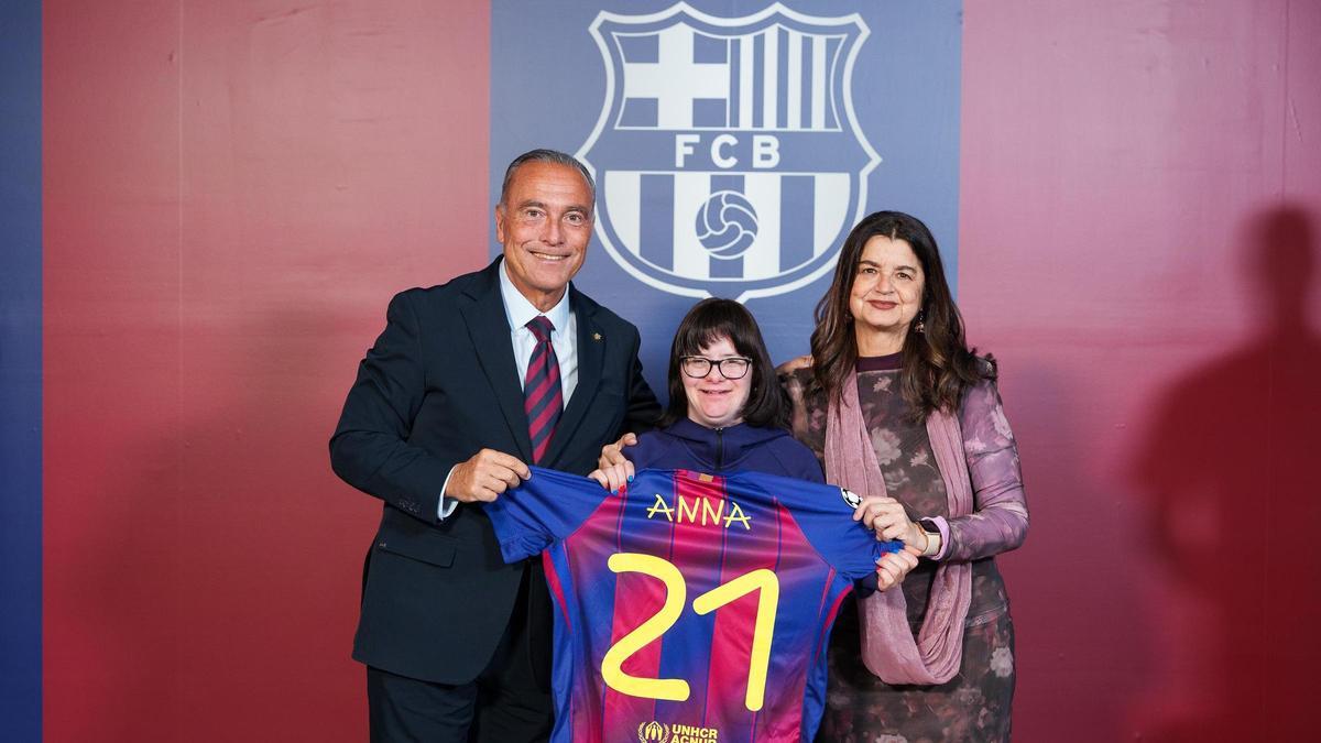 Anna Vives ahir amb Rafa Yuste, president en funcions del Barça, i Marta Segú, presidenta de la Fundació FC Barcelona