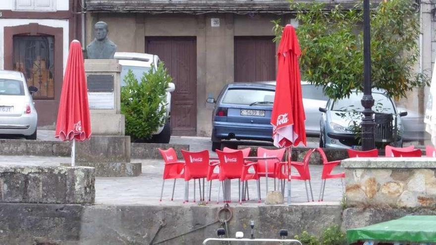 Imagen de una terraza de hostelería muy próxima al borde de un río en Betanzos.