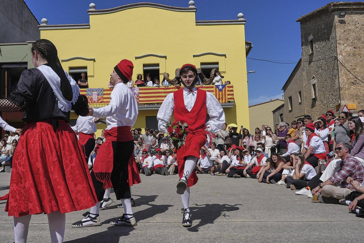 Les imatges de la plantada de l'arbre de Maig i del ball del Cornut de Cornellà del Terri